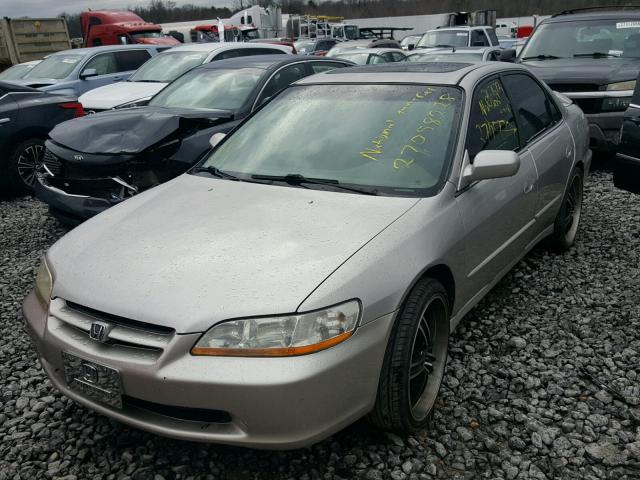 1HGCG1658WA001838 - 1998 HONDA ACCORD EX SILVER photo 2