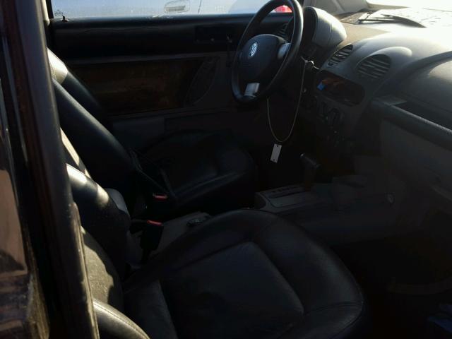 3VWDD21C5YM411992 - 2000 VOLKSWAGEN NEW BEETLE 黑色 照片 5