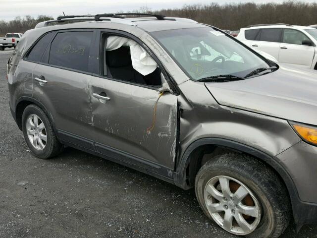 5XYKT4A16BG103029 - 2011 KIA SORENTO BA GRAY photo 9