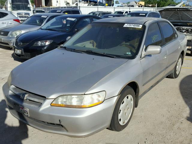 1HGCG5647WA033341 - 1998 HONDA ACCORD LX SILVER photo 2