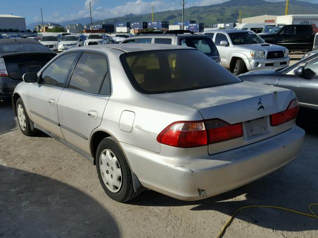 1HGCG5647WA033341 - 1998 HONDA ACCORD LX SILVER photo 3