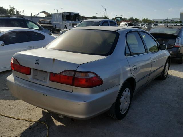 1HGCG5647WA033341 - 1998 HONDA ACCORD LX SILVER photo 4