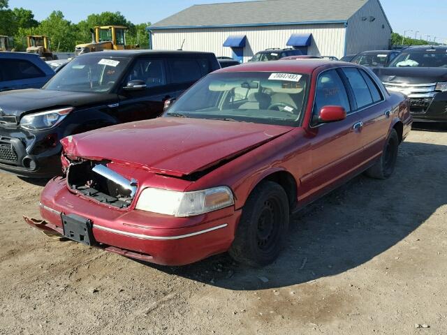 2FAFP73W9WX101066 - 1998 FORD CROWN VICT RED photo 2