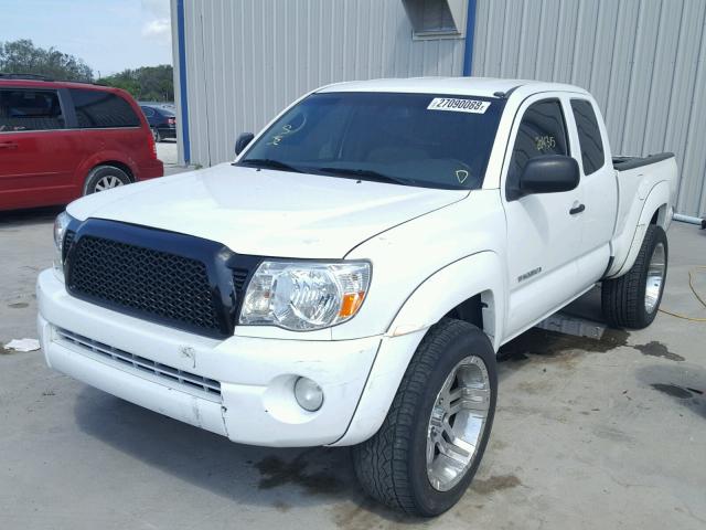 5TEUU42N56Z174256 - 2006 TOYOTA TACOMA ACC WHITE photo 2