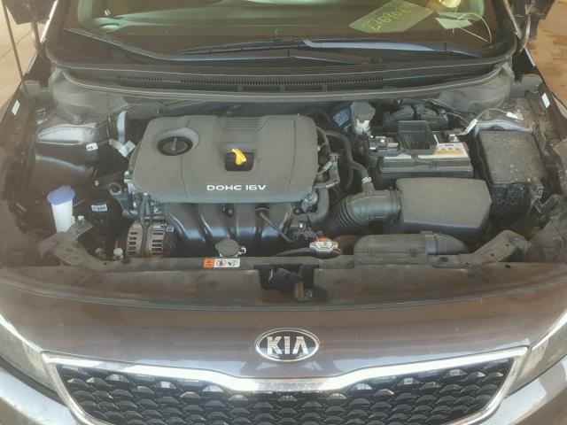 3KPFK4A74HE137324 - 2017 KIA FORTE LX GRAY photo 7