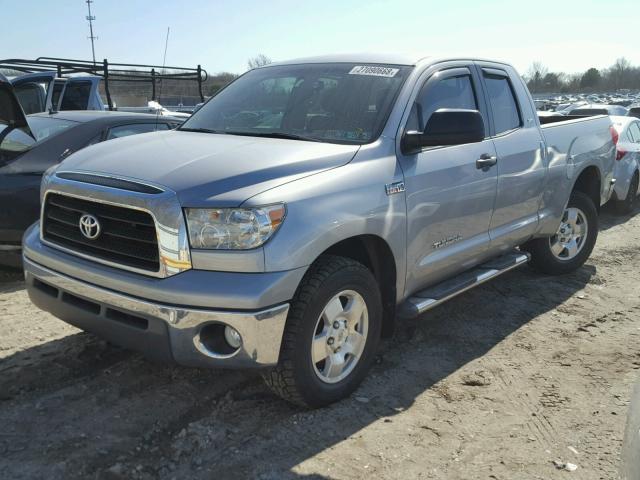 5TBBV54177S480290 - 2007 TOYOTA TUNDRA DOU SILVER photo 2