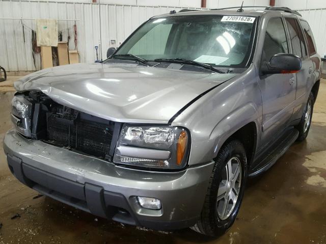 1GNDT13S152335881 - 2005 CHEVROLET TRAILBLAZE GRAY photo 2