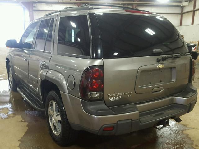 1GNDT13S152335881 - 2005 CHEVROLET TRAILBLAZE GRAY photo 3