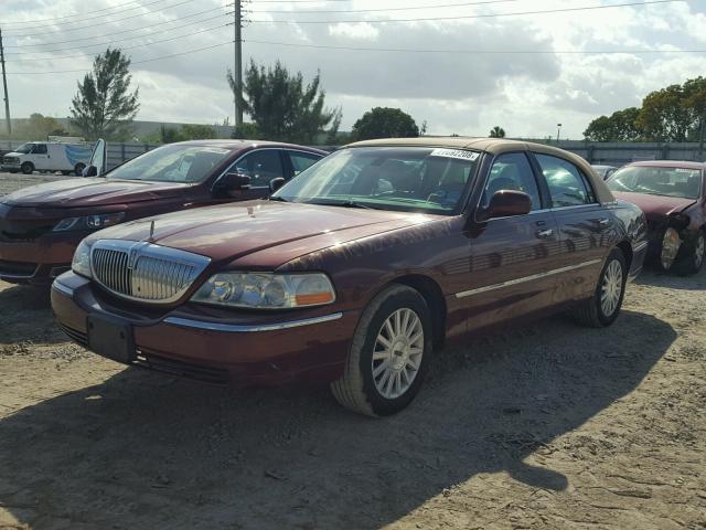 1LNHM82W23Y617005 - 2003 LINCOLN TOWN CAR S BURGUNDY photo 2