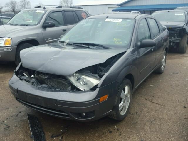 1FAHP34N57W243726 - 2007 FORD FOCUS ZX4 GRAY photo 2