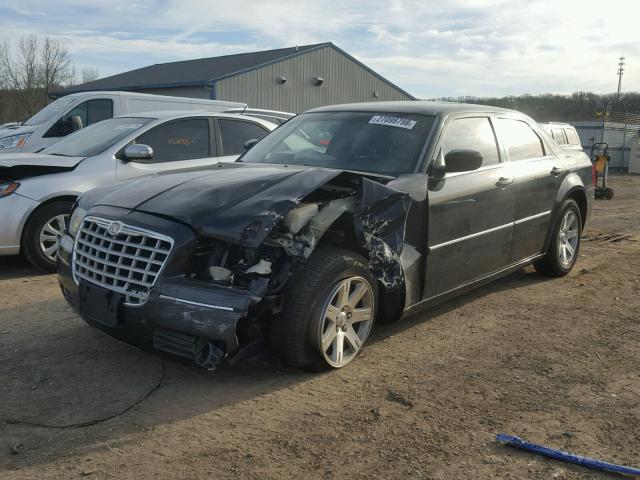 2C3KA53G27H855093 - 2007 CHRYSLER 300 TOURIN BLACK photo 2