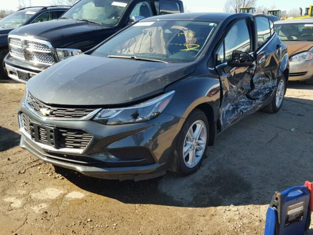 3G1BE6SM3JS520256 - 2018 CHEVROLET CRUZE LT GRAY photo 2