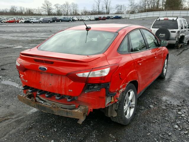 1FAHP3F28CL187635 - 2012 FORD FOCUS SE RED photo 4