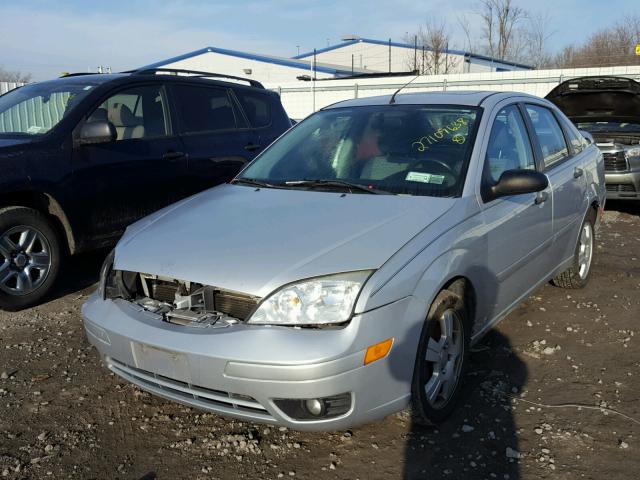 1FAHP34N06W203813 - 2006 FORD FOCUS ZX4 SILVER photo 2