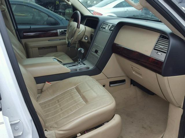 5LMFU28575LJ02646 - 2005 LINCOLN NAVIGATOR WHITE photo 5