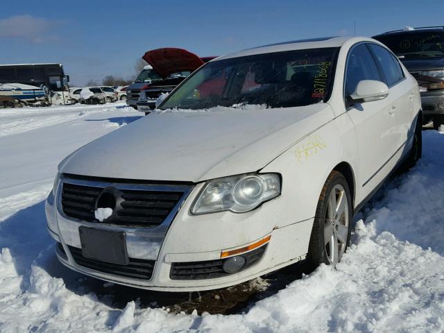 WVWJK73C59P013800 - 2009 VOLKSWAGEN PASSAT TUR WHITE photo 2