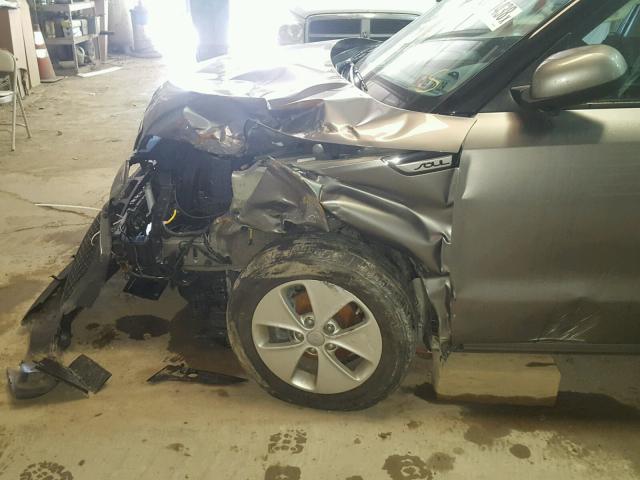 KNDJN2A2XG7260750 - 2016 KIA SOUL GRAY photo 9