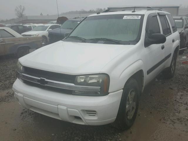 1GNDT13S152196545 - 2005 CHEVROLET TRAILBLAZE WHITE photo 2