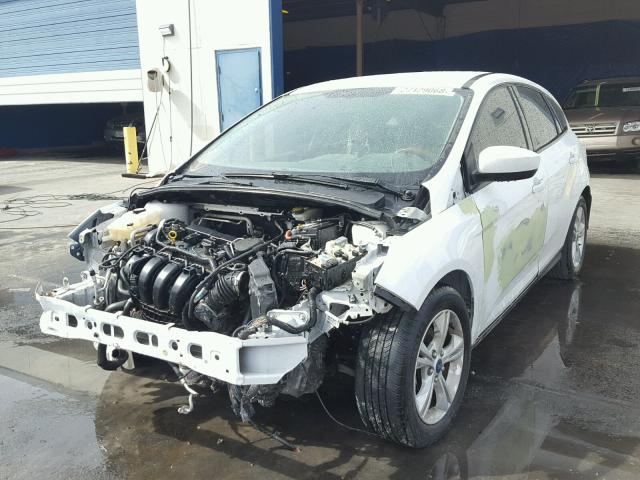 1FAHP3K21CL347246 - 2012 FORD FOCUS SE WHITE photo 2