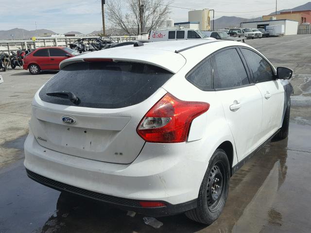 1FAHP3K21CL347246 - 2012 FORD FOCUS SE WHITE photo 4