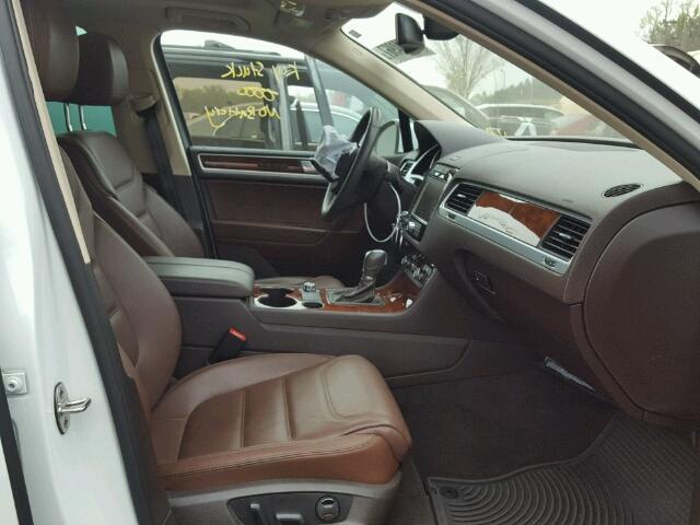 WVGEP9BP9DD002257 - 2013 VOLKSWAGEN TOUAREG V6 WHITE photo 5