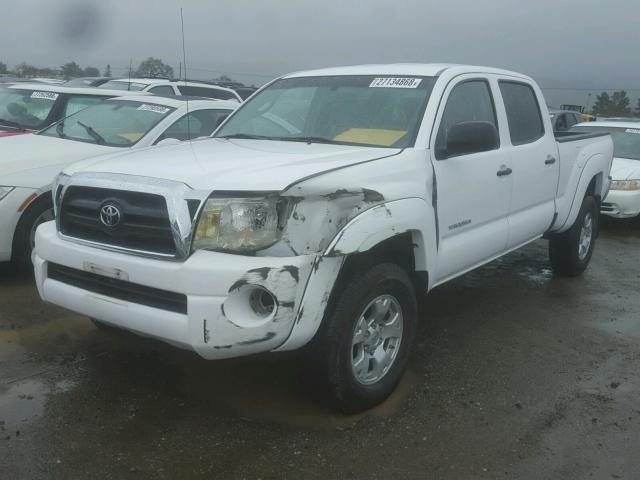 5TEKU72N67Z333960 - 2007 TOYOTA TACOMA DOU WHITE photo 2