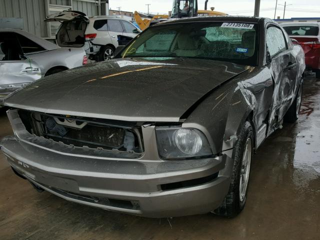 1ZVFT80N555150379 - 2005 FORD MUSTANG GRAY photo 2