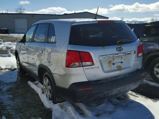 5XYKTCA11BG060956 - 2011 KIA SORENTO BA SILVER photo 3