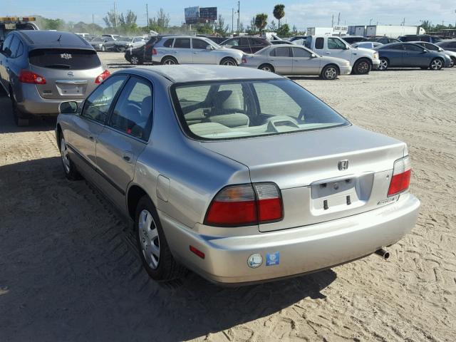 1HGCD5530VA017918 - 1997 HONDA ACCORD LX SILVER photo 3