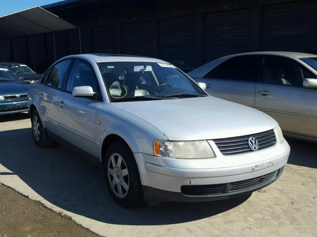 WVWMA23B3YP155829 - 2000 VOLKSWAGEN PASSAT GLS SILVER photo 1