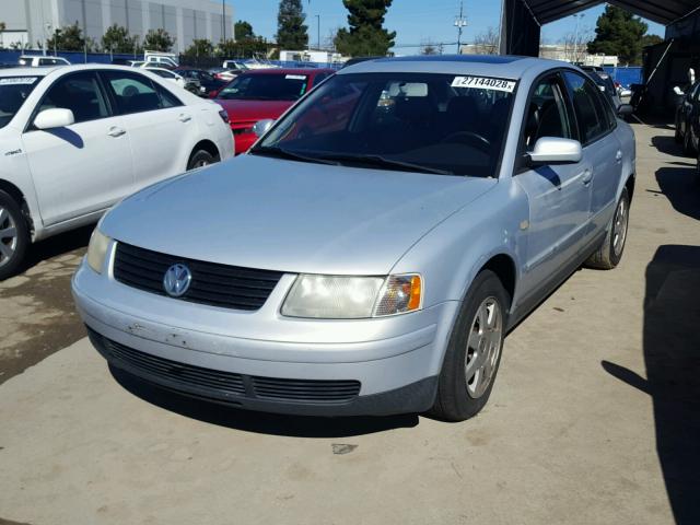 WVWMA23B3YP155829 - 2000 VOLKSWAGEN PASSAT GLS SILVER photo 2