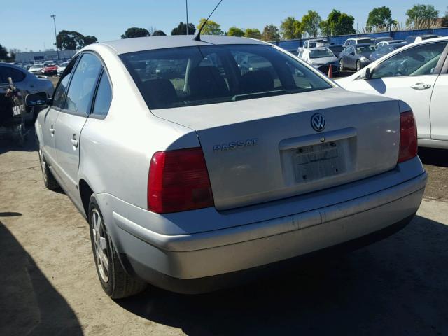 WVWMA23B3YP155829 - 2000 VOLKSWAGEN PASSAT GLS SILVER photo 3