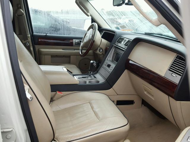 5LMFU28506LJ04269 - 2006 LINCOLN NAVIGATOR WHITE photo 5