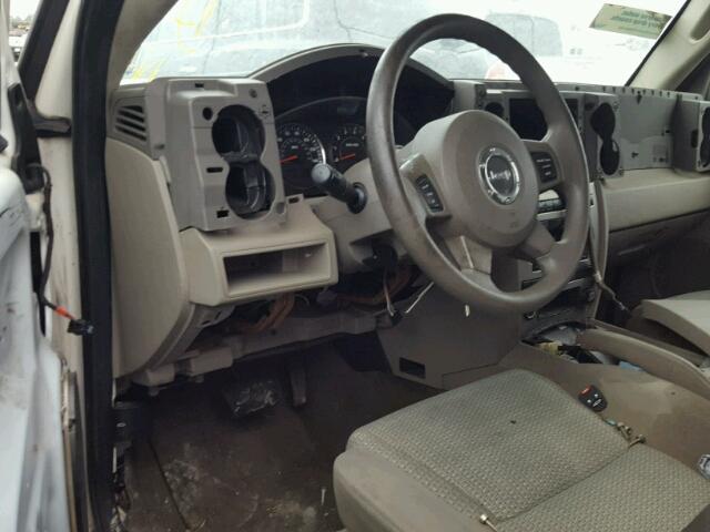 1J8HG48N16C229227 - 2006 JEEP COMMANDER WHITE photo 9