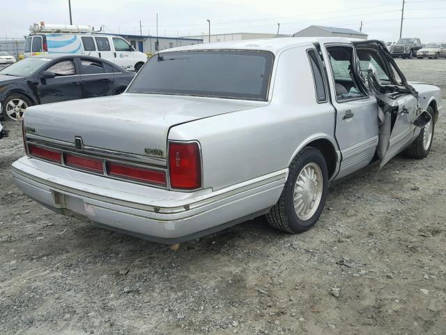 1LNLM83W7TY665544 - 1996 LINCOLN TOWN CAR C SILVER photo 4