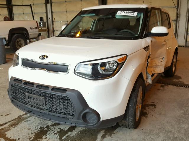 KNDJN2A22G7278322 - 2016 KIA SOUL WHITE photo 2