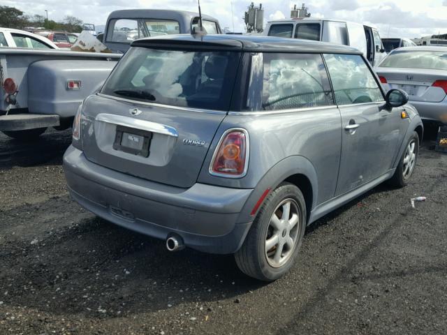 WMWMF3C57ATZ62026 - 2010 MINI COOPER GRAY photo 4