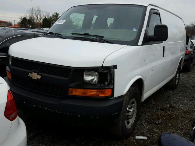 1GCWGFCA5B1171773 - 2011 CHEVROLET EXPRESS G2 WHITE photo 2