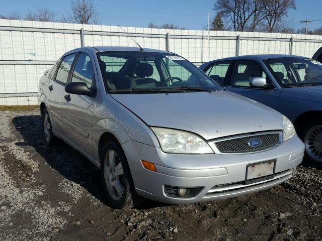 1FAFP34NX5W279139 - 2005 FORD FOCUS ZX4 SILVER photo 1