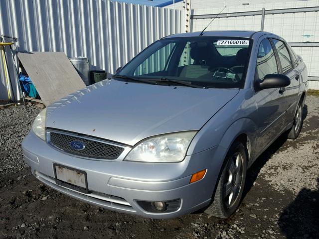 1FAFP34NX5W279139 - 2005 FORD FOCUS ZX4 SILVER photo 2