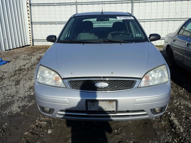 1FAFP34NX5W279139 - 2005 FORD FOCUS ZX4 SILVER photo 9