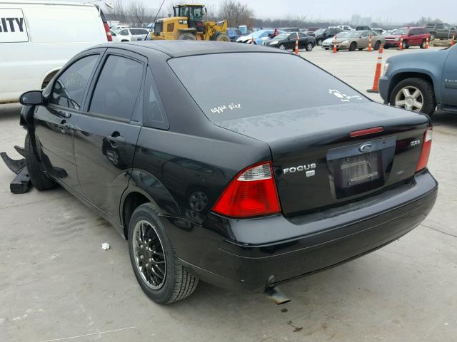 1FAFP34N05W261815 - 2005 FORD FOCUS ZX4 BLACK photo 3