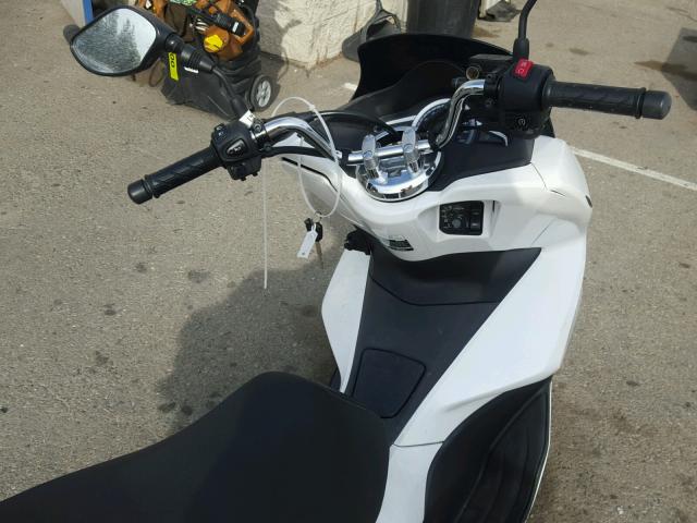 RLHKF1808FY000114 - 2015 HONDA PCX 150 WHITE photo 5