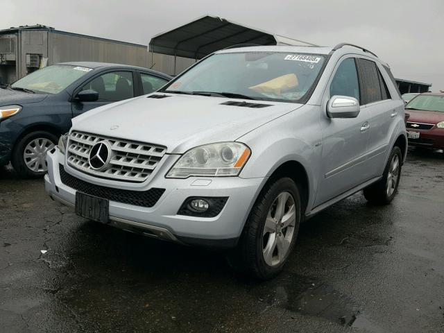 4JGBB2FB8AA601218 - 2010 MERCEDES-BENZ ML 350 BLU SILVER photo 2