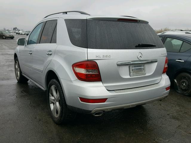 4JGBB2FB8AA601218 - 2010 MERCEDES-BENZ ML 350 BLU SILVER photo 3