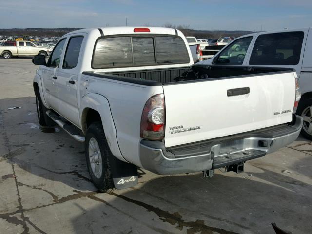 5TFLU4EN6DX070404 - 2013 TOYOTA TACOMA DOU WHITE photo 3