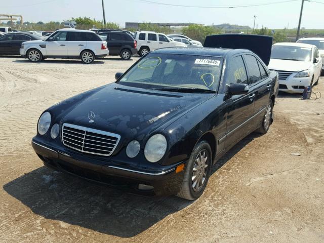 WDBJF65J5YA979817 - 2000 MERCEDES-BENZ E 320 BLACK photo 2