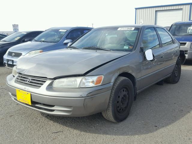 4T1BF22K9WU044304 - 1998 TOYOTA CAMRY CE TAN photo 2