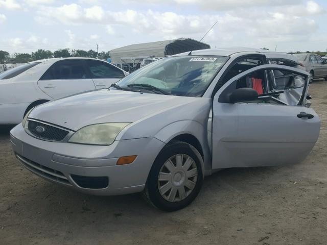 1FAFP31N16W156996 - 2006 FORD FOCUS ZX3 SILVER photo 2