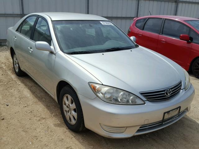 JTDBF32K260170389 - 2006 TOYOTA CAMRY LE SILVER photo 1